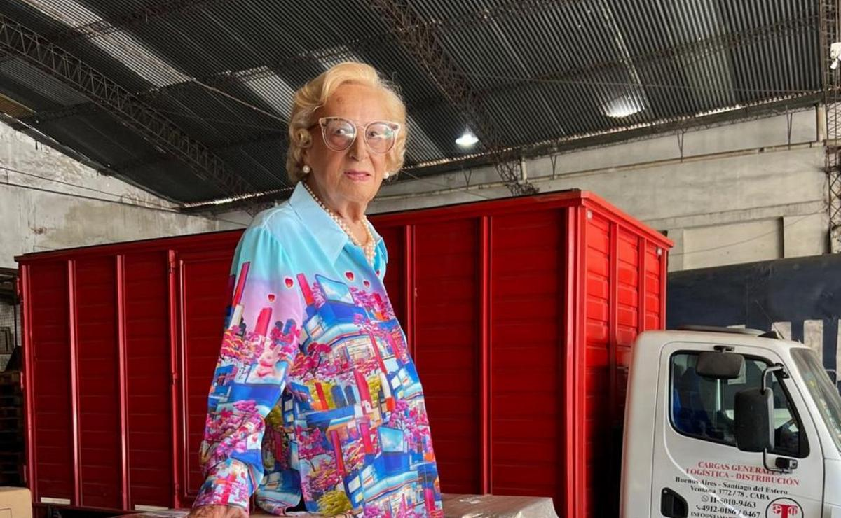 Tiene 100 años, fundó su empresa de transportes sola y sigue trabajando